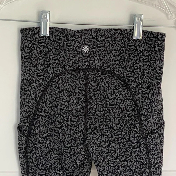 Athleta Ultimate Stash Pocket Textured 7/8 Tight - 29293 - Picture 10 of 16